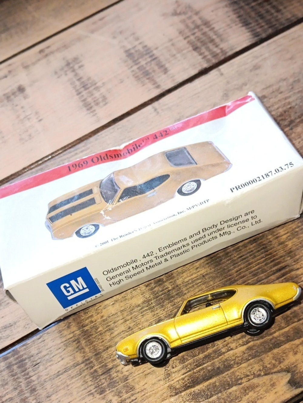 GM Gold 1969 Oldsmobile 442 Diecast Car